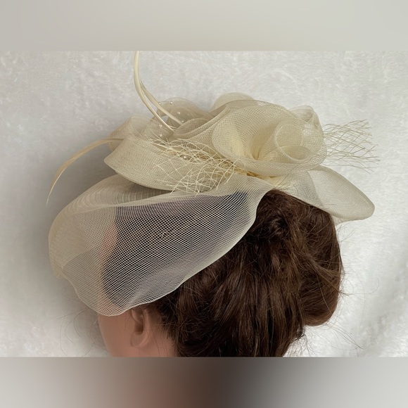 Amazing cream, color, vintage wedding fascinator hair clip feathers pearls - Picture 3 of 9